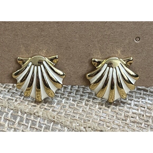 Earrings MONET Sea Shell Matte Gold Tone Vintage 80s Beach Coastal Novelty - Picture 1 of 8